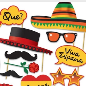 Pu&ograve; includere: Un set di 10 accessori per foto booth a tema spagnolo. Gli accessori includono un sombrero, un baffo, una rosa, occhiali da sole, un fumetto con il testo "Viva Espana", un cuore con il testo "Espana", occhiali da sole a forma di stella e un fumetto con il testo "Que?"