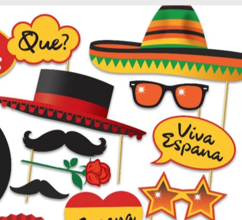 Pu&ograve; includere: Un set di 10 accessori per foto booth a tema spagnolo. Gli accessori includono un sombrero, un baffo, una rosa, occhiali da sole, un fumetto con il testo "Viva Espana", un cuore con il testo "Espana", occhiali da sole a forma di stella e un fumetto con il testo "Que?"