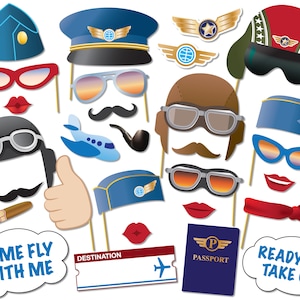 Può includere: Un set di 15 divertenti accessori per foto booth a tema viaggio. Gli accessori includono un cappello da pilota, occhiali da sole, un baffo, una pipa, un aereo, un passaporto, un biglietto, un papillon, labbra e un fumetto che dice "Ready for Take Off".