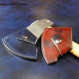 Pu&ograve; includere: Due fodere per ascia in pelle, una blu e una color sangue di bue, con chiusure a scatto in metallo. La fodera blu ha cuciture bianche. Il testo "Catalina Leather in Blue & Oxblood" &egrave; visibile in alto. Le fodere sono su una superficie blu.
