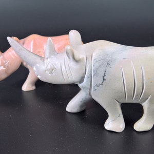 Figurine de rhinocéros sculptée en pierre, pierre à savon de Rhinoceros décor maison minimaliste Rhino cadeau fait en Afrique image 8