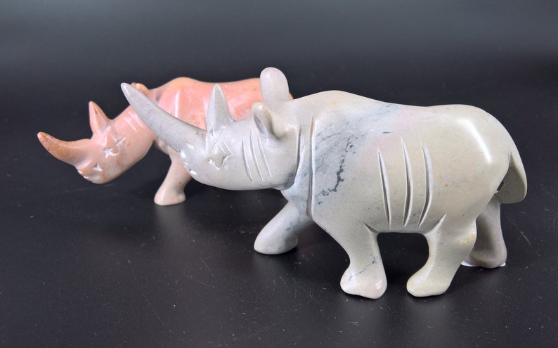 Figurine de rhinocéros sculptée en pierre, pierre à savon de Rhinoceros décor maison minimaliste Rhino cadeau fait en Afrique image 8