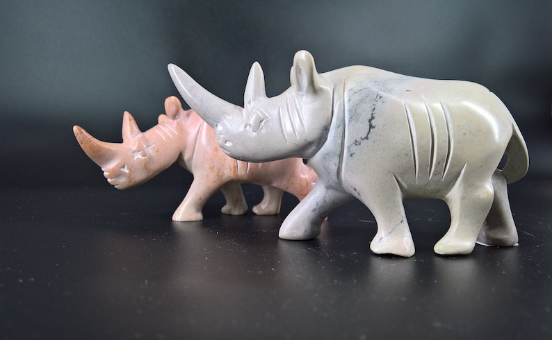 Figurine de rhinocéros sculptée en pierre, pierre à savon de Rhinoceros décor maison minimaliste Rhino cadeau fait en Afrique image 1