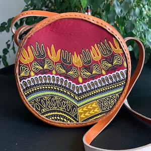 Sac à main en cuir imprimé africain, sac à main africain, sac à main bandoulière, sac Dashiki, sac à main fille africaine, sac rond en cuir, [côté Dashiki] (8 x 8 po.)