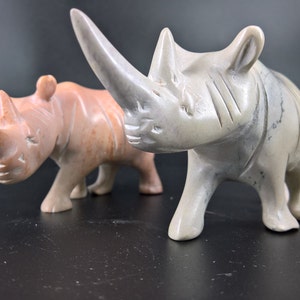 Figurine de rhinocéros sculptée en pierre, pierre à savon de Rhinoceros décor maison minimaliste Rhino cadeau fait en Afrique image 9