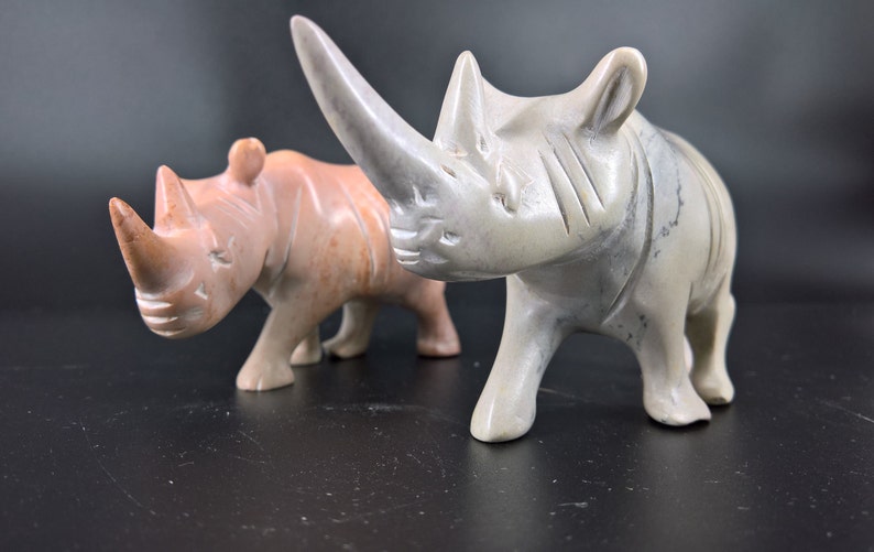 Figurine de rhinocéros sculptée en pierre, pierre à savon de Rhinoceros décor maison minimaliste Rhino cadeau fait en Afrique image 9