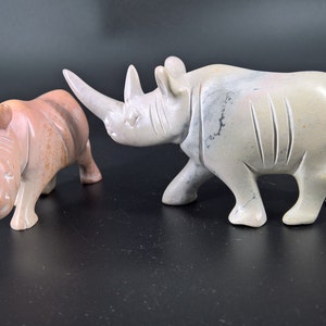 Figurine de rhinocéros sculptée en pierre, pierre à savon de Rhinoceros décor maison minimaliste Rhino cadeau fait en Afrique image 7