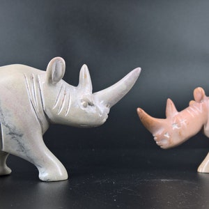 Figurine de rhinocéros sculptée en pierre, pierre à savon de Rhinoceros décor maison minimaliste Rhino cadeau fait en Afrique image 2