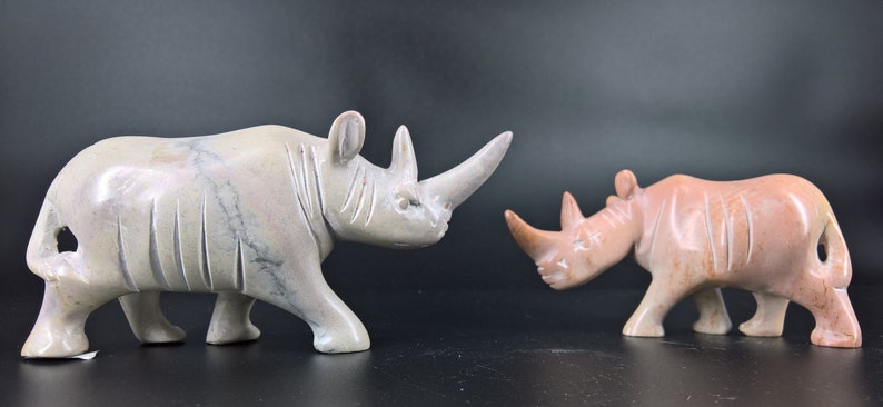 Figurine de rhinocéros sculptée en pierre, pierre à savon de Rhinoceros décor maison minimaliste Rhino cadeau fait en Afrique image 2