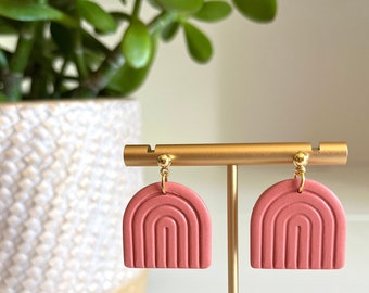 Regenboog oorbellen klei / minimalistisch warm oranje bungelboog oorbellen / lichtgewicht hypoallergeen / cadeau haar / denken aan jou lente zomer