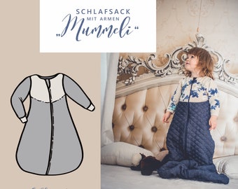 Könnte beinhalten: Ein grauer und weißer Babyschlafsack mit Ärmeln, mit Reißverschluss und einem gesteppten marineblauen unteren Teil. Das Bild enthält den Text "SCHNITTMUSTER" und "SCHLAFSACK MIT ARMEN 'Mummeli'" in einer stilisierten Schriftart. Ein Kind trägt einen ähnlichen Schlafsack.