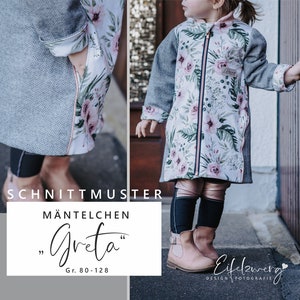 Könnte beinhalten: Ein Schnittmuster für einen Kindermantel namens "Greta" in den Größen 80-128 cm. Das Muster zeigt einen Blumendruck mit rosa Blüten und grünen Blättern auf weißem Hintergrund. Der Mantel wird an einem jungen Mädchen gezeigt, das ihn mit schwarzen Leggings und rosa Stiefeln trägt.
