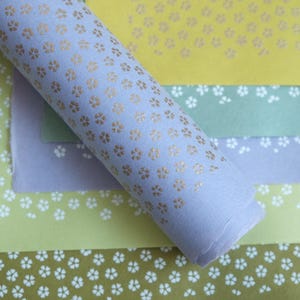 Japanisches Papier Katazuri Washi - Nelke ""Nadeshiko"" Blumenmuster."