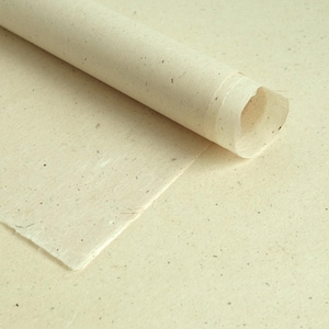 Carta giapponese Uchiyama Washi - Kurokawa Chir-iri / Corteccia di gelso, piccole macchie - Leggera e pesante