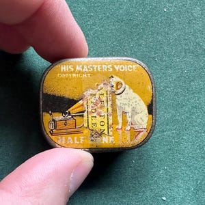 Scatola di latta (vuota) per aghi da grammofono vintage His Masters Voice 'Half Tone'