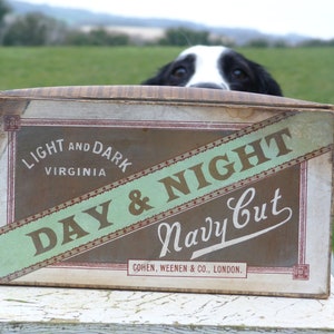 Rara scatola di sigarette vintage "Day & Night" Navy Cut (Cohen Weenen Co.)