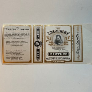 Puede incluir: Etiqueta de tabaco vintage para "The Calverley Mixture" de Bacon Brothers, Cambridge. La etiqueta es dorada y crema, con texto adornado y un retrato. Incluye un poema sobre el tabaco.