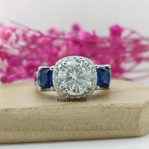 Anillo de compromiso solitario de 3 piedras de 2,50 TCW con diamantes redondos y zafiro (cz), diamante de laboratorio y moissanita, oro blanco macizo, anillo de diamantes de circonita azul con forma de bala