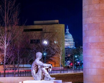 Niño en el Monumento a Eisenhower, Capitolio de EE. UU., Fotografía de Washington D. C., Foto nocturna imprimible de D. C., Arquitectura, Monumento Nacional, Decoración de pared