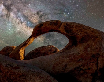 Foto de la Vía Láctea del Arco de Möbius en Alabama Hills, California. Impresión artística. Decoración de pared para el hogar. Impresión de rastros de estrellas. Fotografía astronómica nocturna.