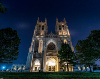 Fotografía de la Catedral Nacional de Washington D. C., decoración de pared de D. C., impresión fotográfica nocturna de D. C., arquitectura imprimible, iglesia emblemática, decoración de pared