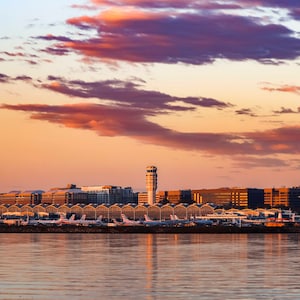 Washington Ronald Reagan Airport Sunrise, DC Wall Art Decor, Fine Art Print, Washington DC Photography, DCA, photo of planes on runway Bild 1