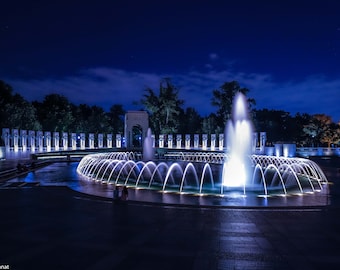 Impresión fotográfica del Monumento a la Segunda Guerra Mundial en Washington D. C., Arte mural de D. C., Arquitectura, Monumento Nacional, Decoración de lugares emblemáticos de D. C., Foto nocturna