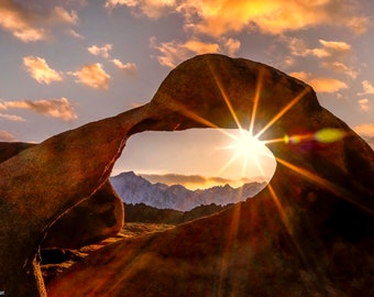 Atardecer en el Monte Whitney desde el Arco de Möbius, Alabama Hills, Lone Pine, California. Fotografía, impresión artística, foto del atardecer, decoración de pared.
