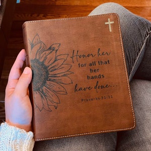Bíblia NIV personalizada: crie seu próprio design personalizado gravado com um designer, letra vermelha, diário, nova versão internacional da Bíblia Sagrada