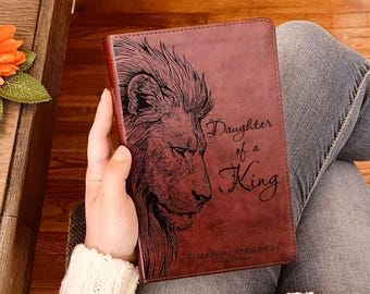 パーソナライズされたESV大活字聖書、王の娘のライオンデザイン、カスタム刻印名、キリスト教ギフト、洗礼ギフト、彼女への聖書ギフト