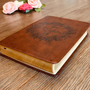 Biblia ESV personalizada: Cree su propio diseño grabado personalizado con un diseñador, margen ancho, referencia, letra roja, versión estándar en inglés