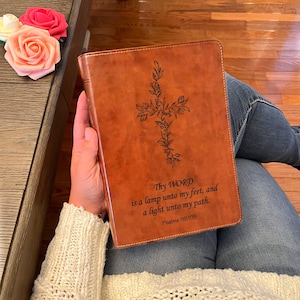 Biblia ESV personalizada: Cree su propio diseño grabado personalizado con un diseñador, margen ancho, referencia, letra roja, versión estándar en inglés