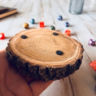 Sottobicchiere In Legno DND A Forma Di Drago Con 7 Dadi Poliedrici Viola – Accessori Da Gioco Di Ruolo