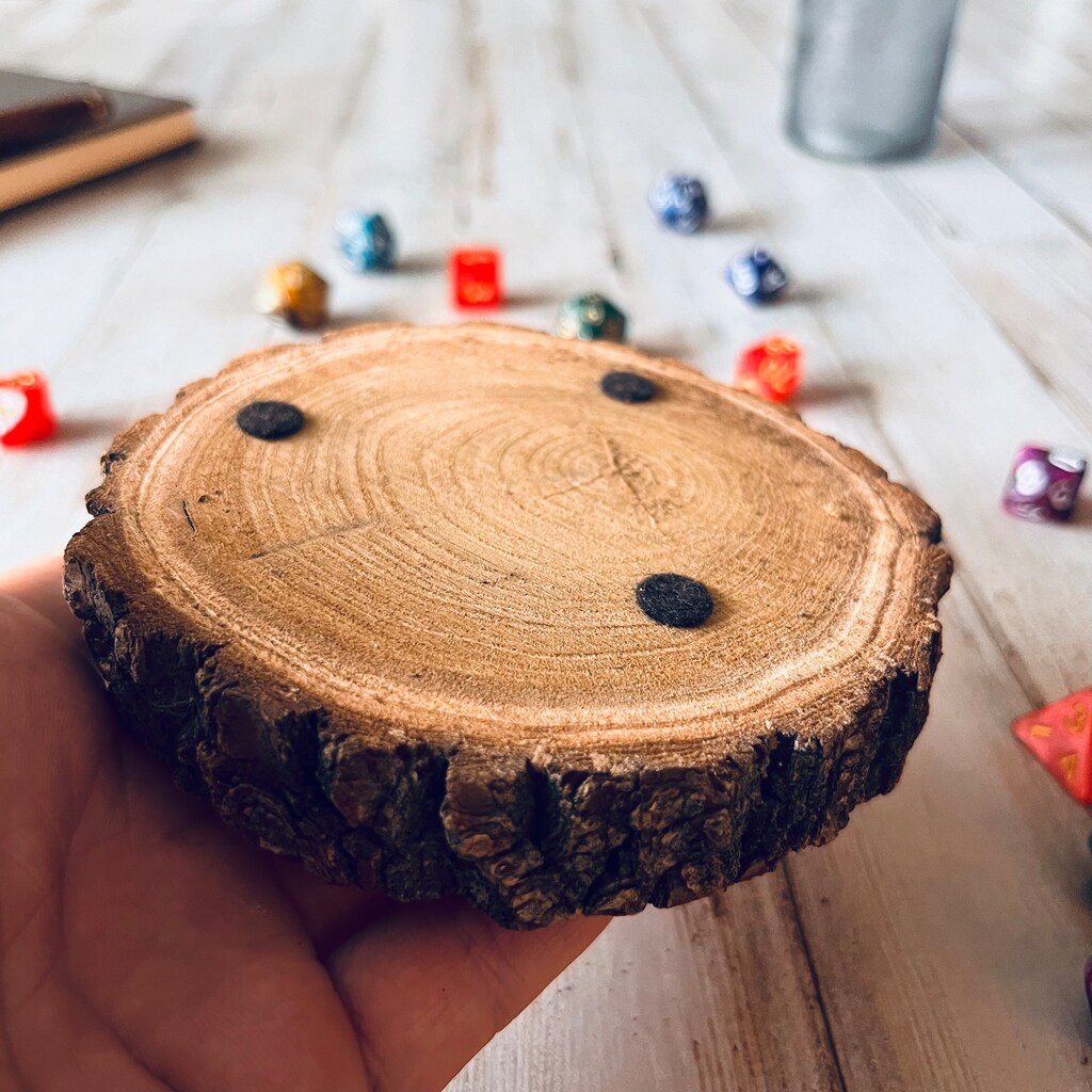 Sottobicchiere In Legno DND A Forma Di Drago Con 7 Dadi Poliedrici Viola – Accessori Da Gioco Di Ruolo