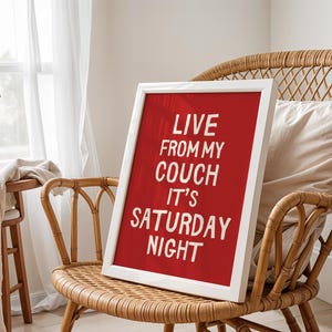 Ao vivo do meu sofá, é sábado à noite – arte de parede divertida para imprimir, decoração aconchegante para casa, impressão digital inspirada no SNL, presente para introvertidos