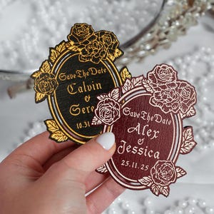 Hochzeitseinladungs - Rosen Magnet mit goldfarbener oder silberfarbener Beschriftung. Gothic Holz Magnet Schwarz Save the Date. Viktorianische Hochzeitseinladung