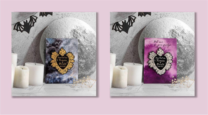 K&ouml;nnte beinhalten: Zwei Karten mit einem schwarzen und wei&szlig;en Herzdesign mit dem Text "Save The Date" und "Renee & Gerald" auf schwarzem Hintergrund mit goldener Umrandung. Die Karten liegen auf einer wei&szlig;en Oberfl&auml;che mit Kerzen und einem mondartigen Objekt im Hintergrund.