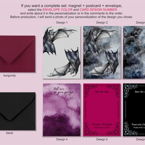 K&ouml;nnte beinhalten: Sechs verschiedene Designs f&uuml;r ein Halloween-Set mit Magnet, Postkarte und Umschlag. Die Designs zeigen Flederm&auml;use, Aquarellhintergr&uuml;nde und den Text "Put me on your fridge", "Save the date", "Allegan, Michigan" und "Temecula, California". Die Umschl&auml;ge sind in Burgunderrot und Schwarz erh&auml;ltlich.