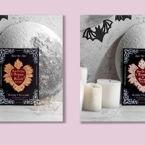 K&ouml;nnte beinhalten: Eine schwarze Save-the-Date-Karte mit einem goldenen und roten Herzdesign. Der Text auf der Karte lautet "Save the Date Renate & Gerald". Die Karte liegt auf einem Tisch mit wei&szlig;en Kerzen und einem dekorativen Mond.