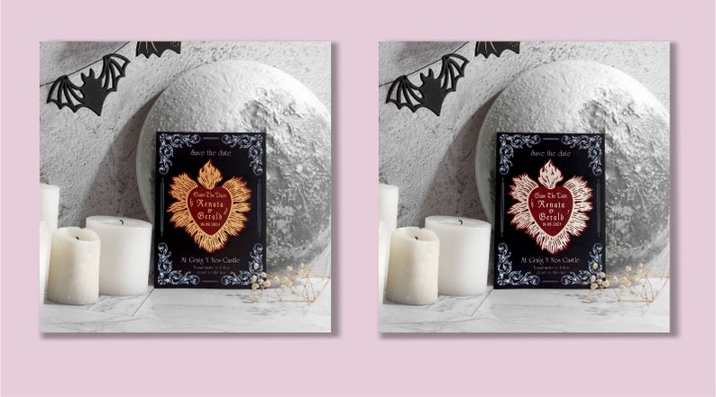 K&ouml;nnte beinhalten: Eine schwarze Save-the-Date-Karte mit einem goldenen und roten Herzdesign. Der Text auf der Karte lautet "Save the Date Renate & Gerald". Die Karte liegt auf einem Tisch mit wei&szlig;en Kerzen und einem dekorativen Mond.