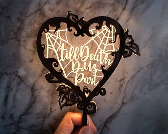 Può includere: Topper per torta a forma di cuore in metallo nero con un design a ragnatela e il testo "Till Death Do Us Part".