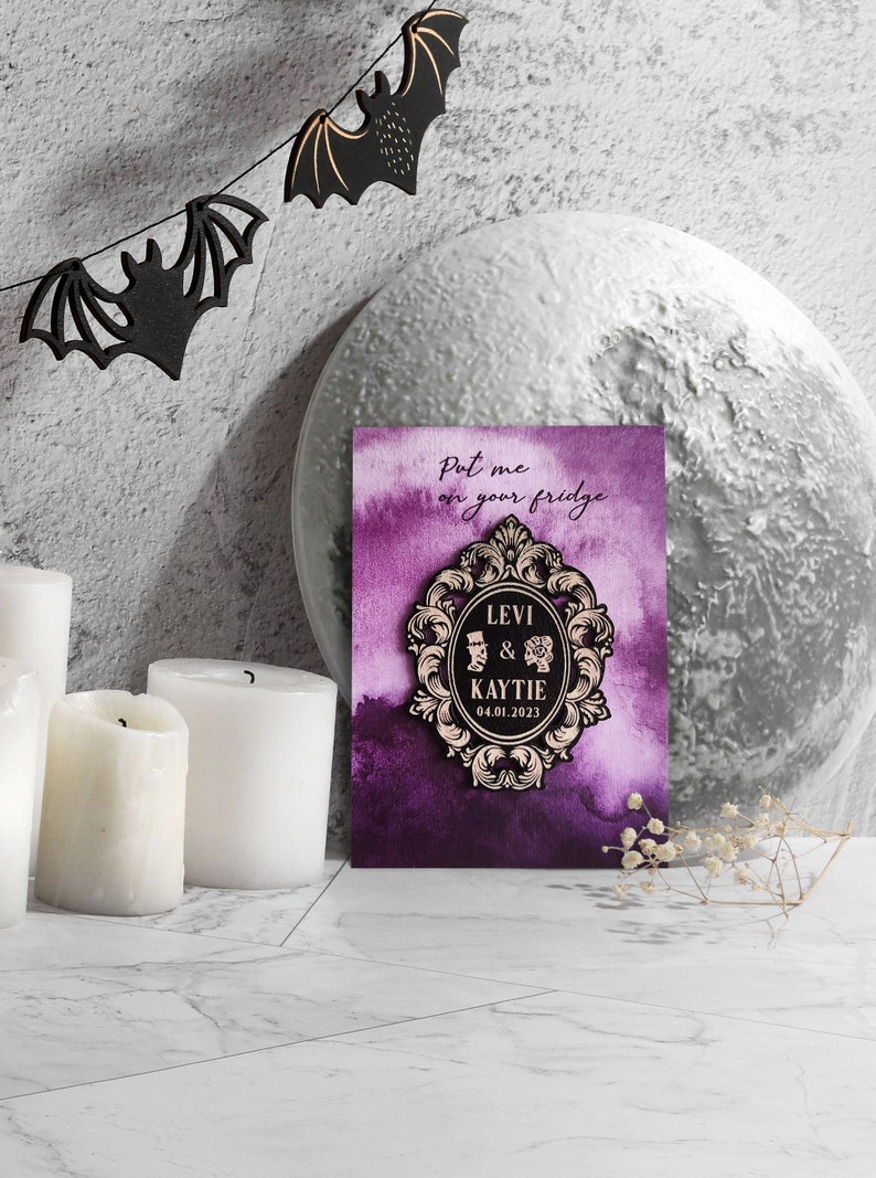 Puede incluir: Un anuncio de boda morado y dorado con un marco decorativo y el texto "Put me on your fridge" y "Levi & Kaytie 04.01.2023".
