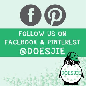 Puede incluir: Gr&aacute;fico verde con texto blanco que dice "S&iacute;guenos en Facebook & Pinterest @DOESJIE". Debajo del texto hay un ping&uuml;ino de dibujos animados que lleva una gorra de b&eacute;isbol con una estrella. El ping&uuml;ino sostiene un cartel que dice "DOESJIE" con estrellas alrededor del borde.