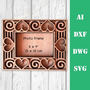 以下が含まれることがあります： ハートと渦巻き模様のついた木製の写真フレーム。フレームのサイズは6インチ×4インチまたは15センチメートル×10センチメートルです。