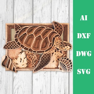 Pode incluir: Uma pe&ccedil;a de arte em madeira em camadas de uma tartaruga marinha com um design detalhado. A tartaruga marrom tem uma carapa&ccedil;a texturizada, rodeada por corais e conchas. O texto "AI, DXF, DWG, SVG" est&aacute; em branco sobre um fundo verde.