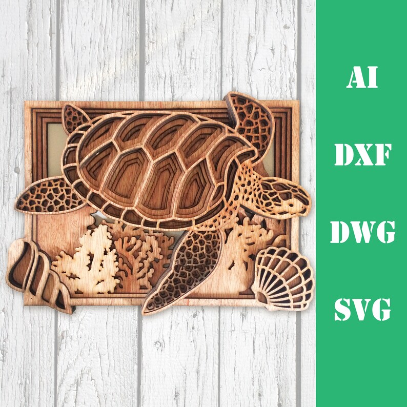 Pode incluir: Uma pe&ccedil;a de arte em madeira em camadas de uma tartaruga marinha com um design detalhado. A tartaruga marrom tem uma carapa&ccedil;a texturizada, rodeada por corais e conchas. O texto "AI, DXF, DWG, SVG" est&aacute; em branco sobre um fundo verde.