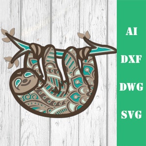 Pode incluir: Um design de pregui&ccedil;a em camadas em tons de castanho, verde-azulado e bege, pendurado num galho. A pregui&ccedil;a tem um rosto sorridente e padr&otilde;es intrincados. A imagem inclui o texto "AI, DXF, DWG, SVG" num ret&acirc;ngulo vertical verde.