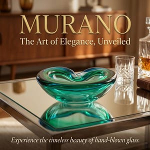 Puede incluir: Un cuenco de cristal Murano turquesa y azul se encuentra sobre una mesa espejada. El cuenco tiene forma de corazón y se refleja en la superficie de la mesa. En la mesa también hay una jarra, un vaso y un libro. El texto dice "MURANO The Art of Elegance, Unveiled."