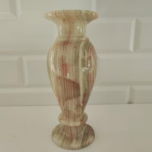 Pu&ograve; includere: Un set di tre tazze in ceramica con finitura opaca e macchiettata. Le tazze sono nei toni crema, grigio chiaro e grigio scuro. Ogni tazza ha un design semplice e minimalista e un manico arrotondato.