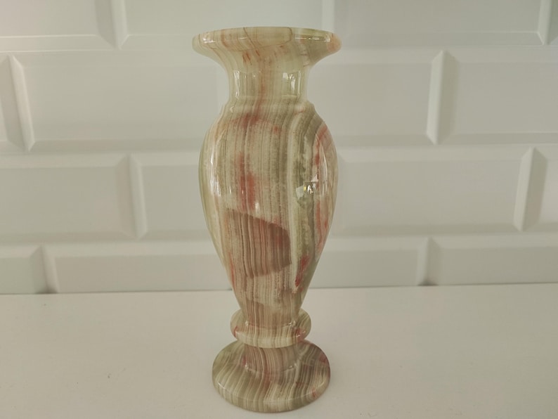 Pu&ograve; includere: Un set di tre tazze in ceramica con finitura opaca e macchiettata. Le tazze sono nei toni crema, grigio chiaro e grigio scuro. Ogni tazza ha un design semplice e minimalista e un manico arrotondato.